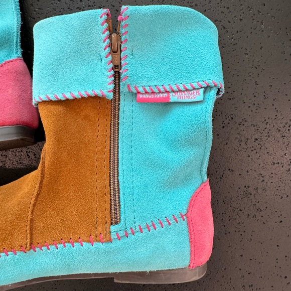 NWOT MINNETONKA X STRANGER THINGS Holly Wheeler Suede Boots Size 8.5 Sold Out - Picture 6 of 7
